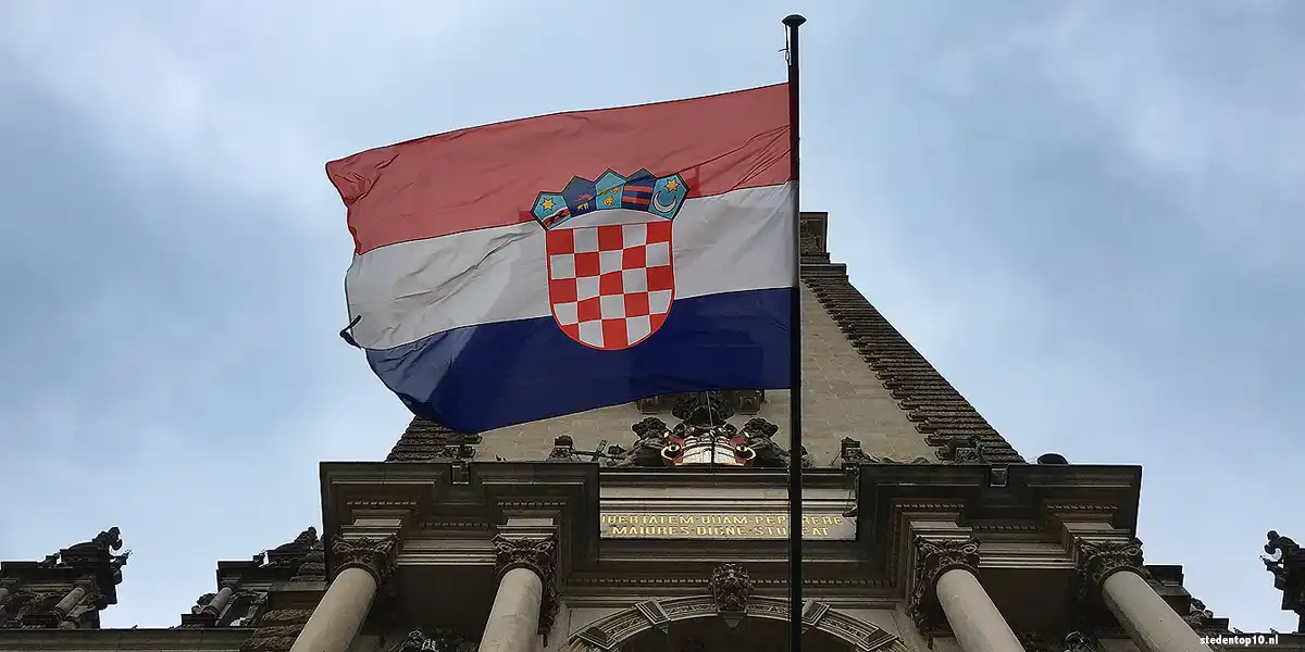 De vlag van Hamburg wapper aanzet Raadhuis in Hambug Altstadt