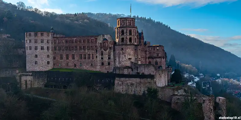 Schloss Heidelberg ligt op een heuvel boven de stad